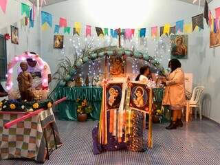 Na associação, integrantes criaram altar para São João Batista. (Foto: Jéssica Fernandes)