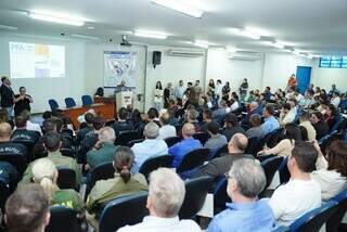 Mais de 300 pessoas participaram de encontro regional do PPA 2024-2027, no auditório da UEMS, em Dourados. (Foto: João Garrigó)