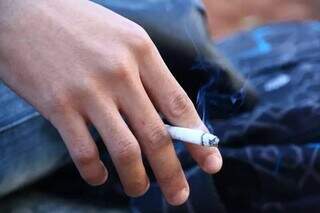 Homem fuma cigarro na Capital; produto poderá ter maior imposto como forma de reduzir consumo. (Foto: Arquivo/Campo Grande News)