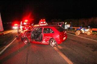 Gol envolvido no acidente ficou parcialmente destruído; motorista foi socorrido. (Foto: Juliano Almeida)