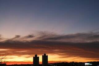 Céu da Capital com algumas nuvens nesta manhã (Foto: Henrique Kawaminami)