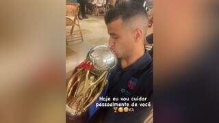 Jogador postou foto com a taça nas redes sociais. (Foto: Reprodução)