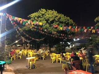 Avenida São Nicolau foi decorada por bandeiras e ocupada por cadeiras. (Foto: Jéssica Fernandes)