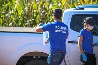 Peritos recolheram objetos encontrados na camionete do casal de PMs. (Foto: Henrique Kawaminami)