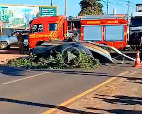 Motociclista morre ap&oacute;s bater em barco sendo puxado por reboque