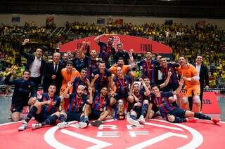 Equipe do Barça comemora vitória na Champions League. (Foto: Reprodução)