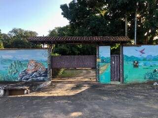 Muro colorido pela paisagem do Pantanal é porta de entrada do paraíso. (Foto: Jéssica Fernandes)