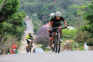 Ciclistas em competição realizada em Corumbá (Foto: Divulgação)