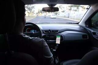 Motorista de aplicativo durante viagem em Campo Grande. (Foto: Arquivo/Campo Grande News)