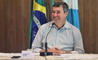 Governador Eduardo Riedel (PSDB) durante reunião. (Foto: Saul Schramm)