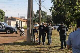 Policiais durante simulação na Vila Popular, em abril. (Foto:Paulo Francis)