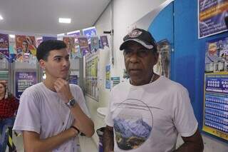 Avó e neto foram à lotérica tentar a sorte em mais uma Quina de São João (Foto: Paulo Francis).