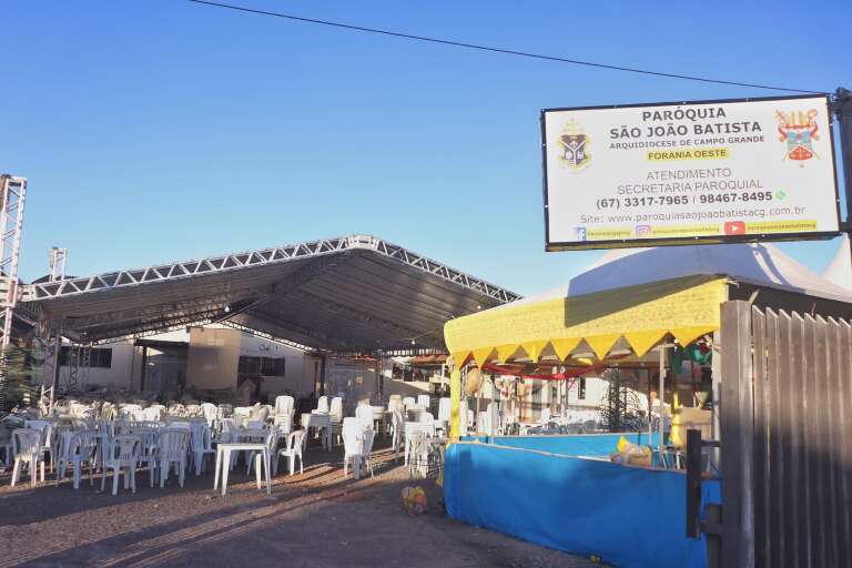 Tendas do evento na Paróquia São João Batista (Foto: Paulo Francis). 