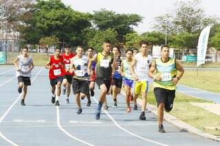 Estudantes-atletas em prova de 3 mil metros, no Parque Ayrton Senna (Foto: Divulgação)