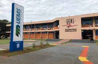 Fachada de prédio da UEMS em Dourados (Foto: Divulgação)