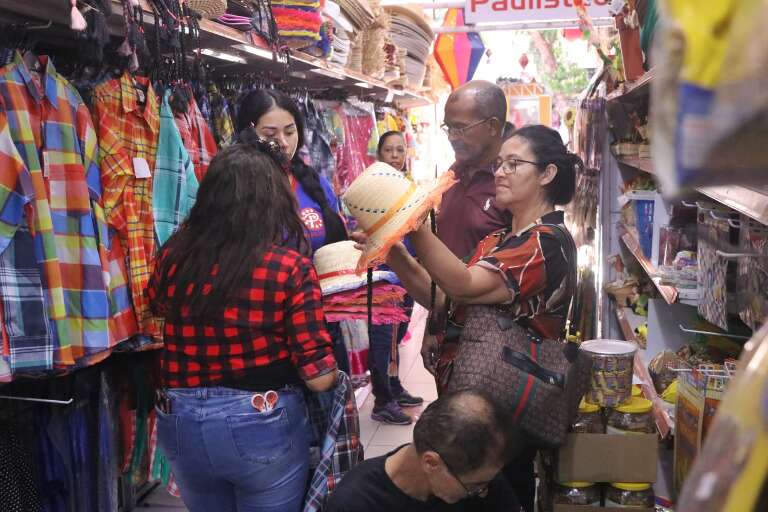 Clientes da loja Paulistão checando artigos juninos (Foto: Paulo Francis).