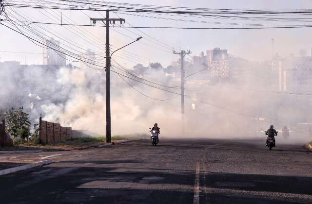 Bairro Monte Castelo amanhece coberto de fuma&ccedil;a ap&oacute;s inc&ecirc;ndio de terreno baldio