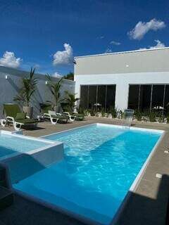 Pousada Villas possui piscina ao ar livre para hóspedes. (Foto: Divulgação)
