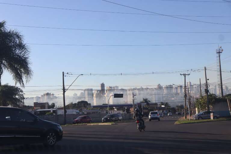 Fumaça chega em rotatória entre a avenida Euler de Azevedo e avenida Tamandaré (Foto: Paulo Francis).