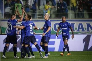 Jogadores do Cruzeiro comemoram gol da vitória. (Foto: Divulgação)