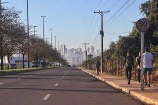 Fumaça chegou na Avenida Euler de Azevedo, a 3 km de distância do foco de incêndio (Foto: Paulo Francis)