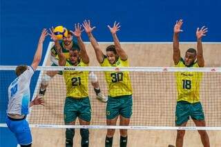 Judson com a camisa 30 em ação de bloqueio na partida (Foto: Divulgação/FIVB)