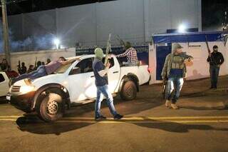 Policiais vestidos como criminosos durante simulação de invasão. (Foto: Juliano Almeida)