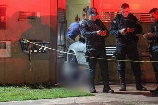 Corpo de Iranildo na entrada da casa após ser deixado pelo comparsa. (Foto: Juliano Almeida)