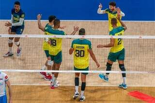 Seleção brasileira comemorando ponto na partida (Foto: Divulgação/FIVB)