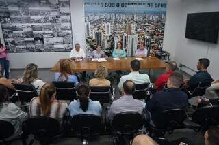 Reunião entre senadora, prefeita e membros da equipe municipal (Foto: Divulgação)