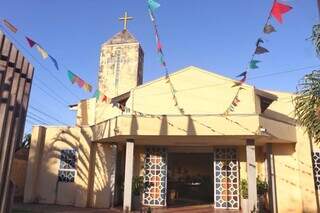 Fachada da Paróquia São João Batista decorada com bandeiras típicas de festa junina (Foto: Paulo Francis)