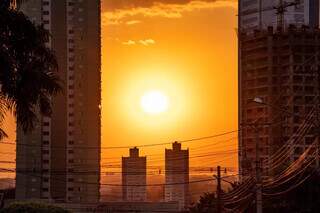 Imagem mostra forte sol em Campo Grande, no período da tarde (Foto: Henrique Kawaminami/Arquivo).