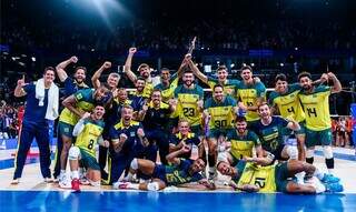 Seleção brasileira de vôlei comemora após vitória neste domingo. (Foto: Reprodução)