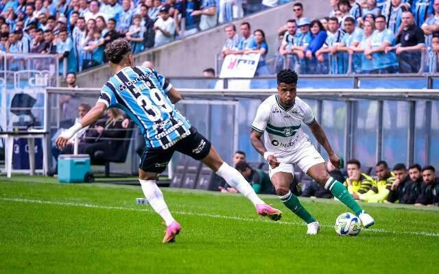 Gr&ecirc;mio goleia Coritiba por 5 a 1 e assume vice-lideran&ccedil;a do Brasileir&atilde;o