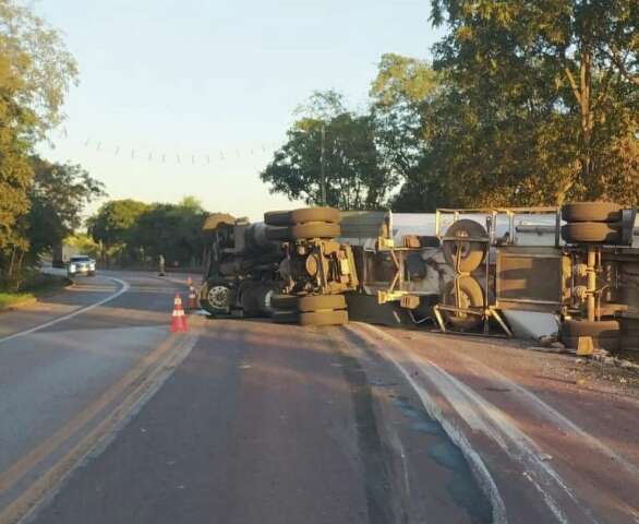 Trecho da BR-262 &eacute; fechado para remo&ccedil;&atilde;o de caminh&atilde;o-tanque