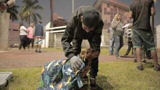 Animal recebe manta, no Centro de Campo Grande (Foto: Divulgação/Prefeitura de Campo Grande)