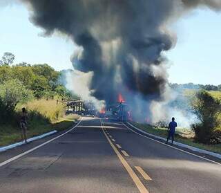 Caminhões pegando fogo após colisão em Santa Rita do Pardo. (Foto: Cenário MS)