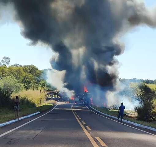 Caminh&otilde;es-cegonha pegam fogo ap&oacute;s colis&atilde;o frontal e motorista morre carbonizado