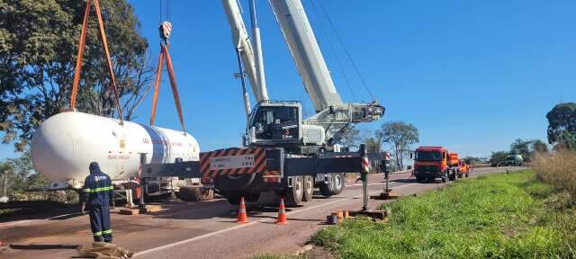 Trecho da BR-262 onde caminh&atilde;o tombou &eacute; totalmente liberado