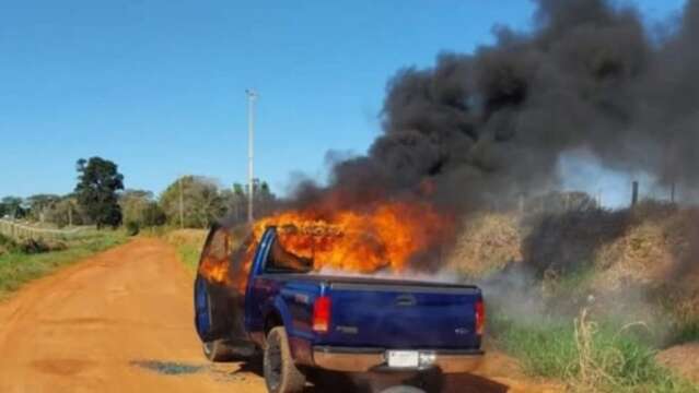 Motorista &eacute; baleado e encontrado carbonizado dentro de caminhonete