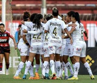 Jogadoras do Santos comemoram gol marcado na vitória contra Flamengo. (Foto: Divulgação)