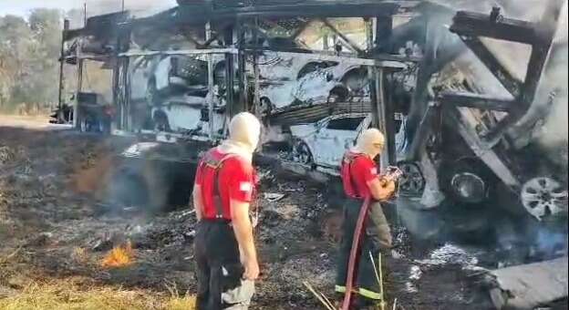 Ao menos 10 ve&iacute;culos foram destru&iacute;dos por inc&ecirc;ndio em caminh&otilde;es-cegonha