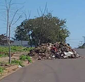 Morador reclama de rua "interditada" por lixo há 20 dias no Nova Lima