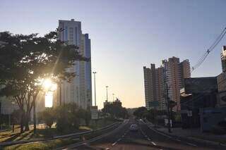 Céu de Campo Grande na manhã deste domingo. (Foto: Paulo Francis)