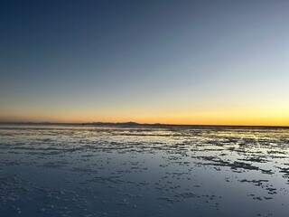 Pôr do sol no deserto de sal é um espetáculo. 