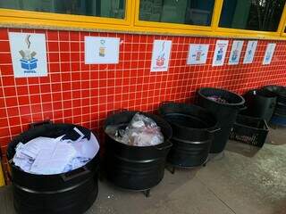 Local onde lixo da escola é separado para reciclagem (Foto: Natália Olliver).