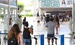 Estudantes em pátio de universidade para a aplicação do Enem. (Foto: Valter Campanato/Agência Brasil)