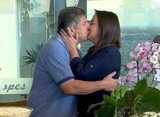 Lídio e Adriane se beijam no dia do aniversário da prefeita.
