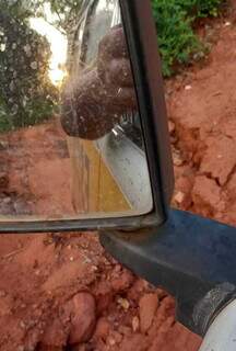 Van escolar não consegue passar pela estrada em dias de chuva e sofre com erosões em dias secos (Foto: Arquivo pessoal).