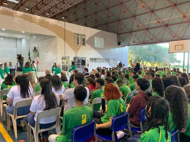 Escola recebe embaixador da It&aacute;lia para abertura da campanha &ldquo;Rumo ao Lixo Zero&rdquo;